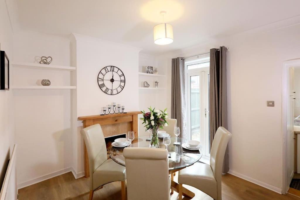 Convenient & Central 2-Bed House NWI Extérieur photo