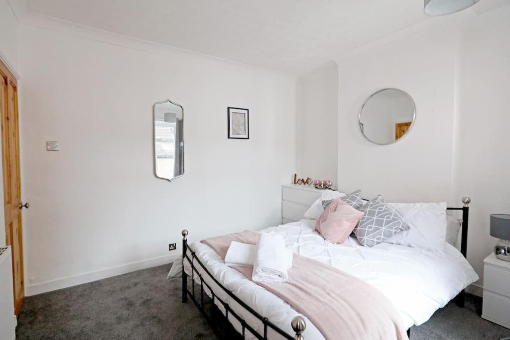 Convenient & Central 2-Bed House NWI Extérieur photo