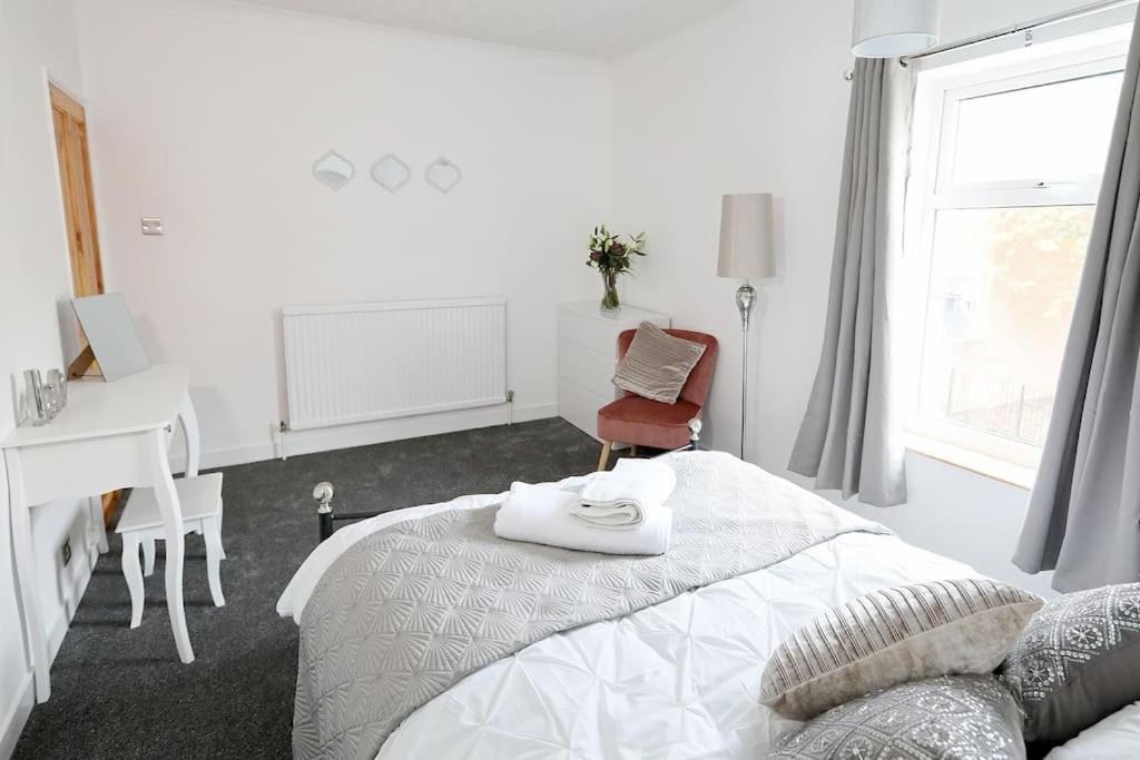 Convenient & Central 2-Bed House NWI Extérieur photo