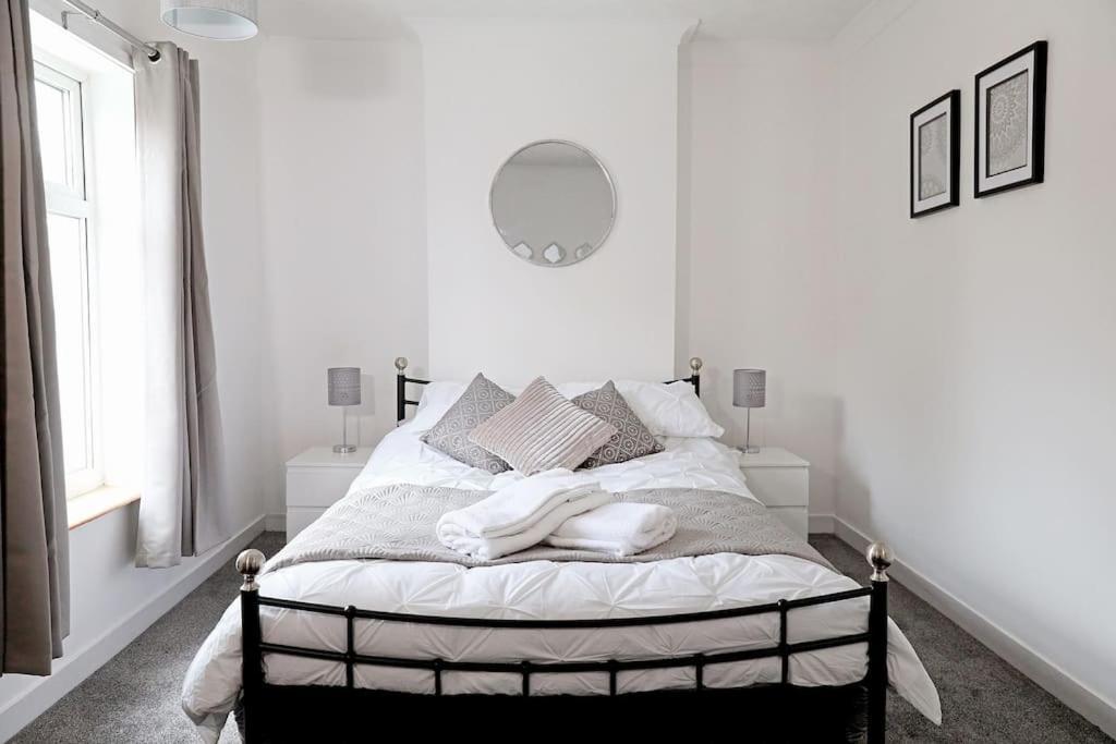 Convenient & Central 2-Bed House NWI Extérieur photo