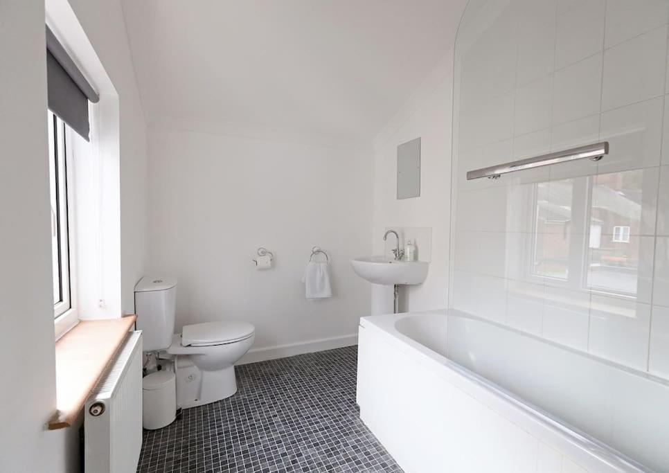 Convenient & Central 2-Bed House NWI Extérieur photo