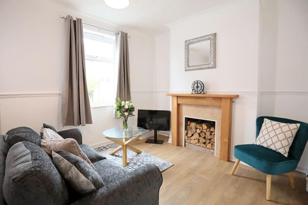 Convenient & Central 2-Bed House NWI Extérieur photo