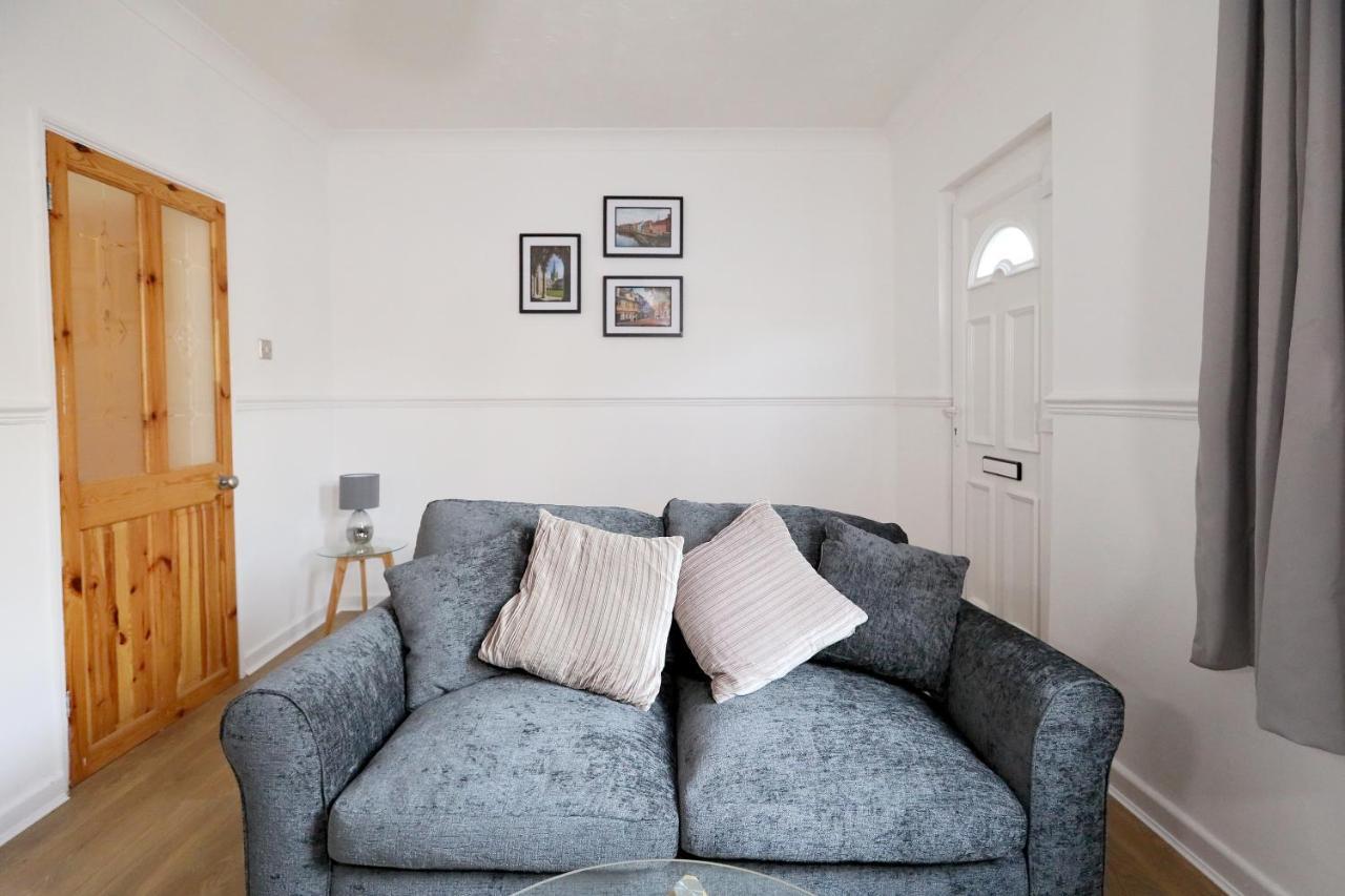 Convenient & Central 2-Bed House NWI Extérieur photo